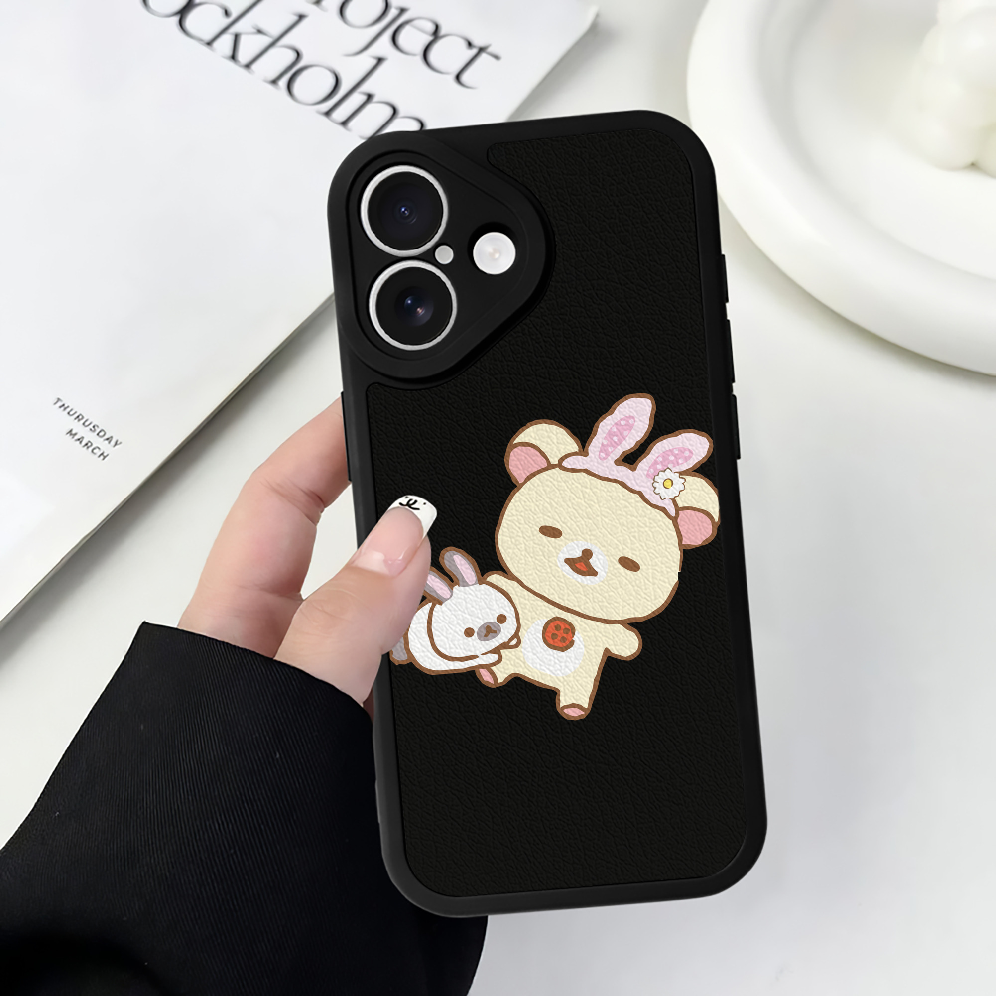 （画像用） リラックマ リラックマ キイロイトリ Rilakkuma Korilakkuma Kiiroitori 【iPhone 16シリーズ対応】シリコンスマホケース（レザー調） 材質：シリコン